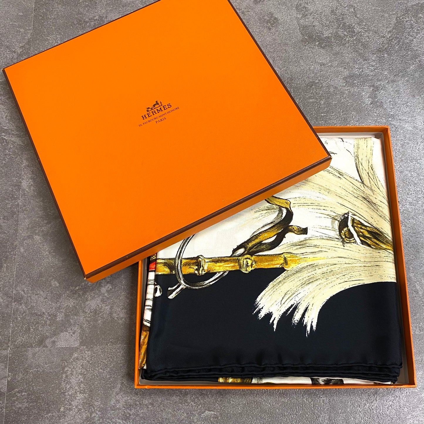 Hermès Carre 90 A Propos de bottes BK/WH vintage